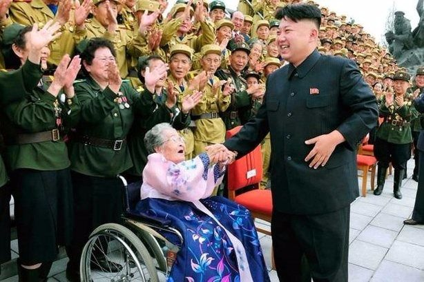<p>Kuzey Kore'nin kurucu lideri Kim Song Il'in ardından ülkenin lideri oğlu Kim Jong Il oldu. Aralık 2011'de Kim Jong II'nin ani ölümünden sonra sıra mevcut lider Kim Jong Un'a geldi. İsmi ilk olarak Eylül 2010'da duyuldu. Kısa süre içinde varis olarak anılmaya başlandı. Dünya genç diktatörün en net halini babasının naaşını taşıyan arabanın yanında yürürken gördü. Babasının üçüncü eşinden dünya geldi. Doğum tarihi hâlâ bilinmiyor. Ancak genel kanıya göre 1984 doğumlu. Hatta doğum tarihinin 8 Ocak olduğu söyleniyor..</p>