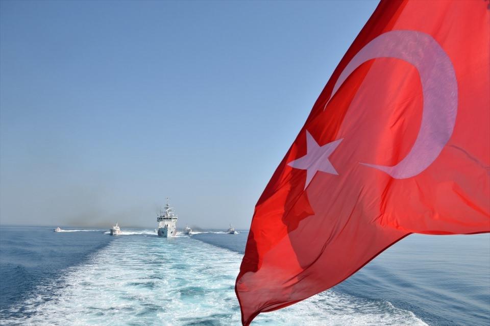 <p>Düzensiz göçmenlerin bir kısmı yük gemisince kurtarılırken, bir kısmı da suda mahsur kaldı. İhbar üzerine sahil güvenlik ekipleri, deniz ve havadan bölgeye ulaşmak için harekete geçti.</p>
<p> </p>
