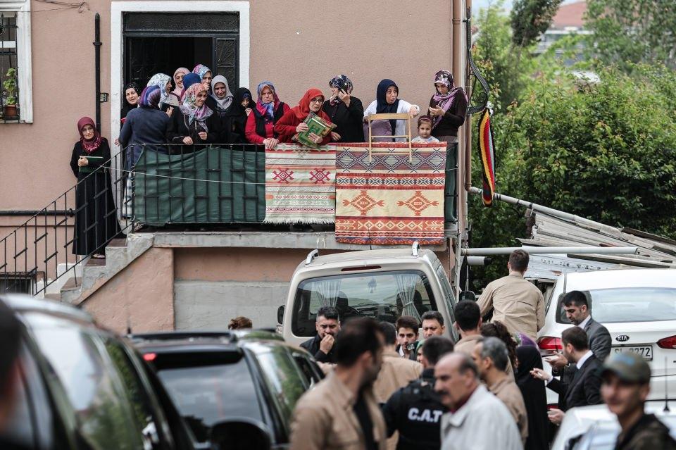 <p>Erdoğan, ara sokakta kendisini bekleyen vatandaşları aracından selamladı. </p>
