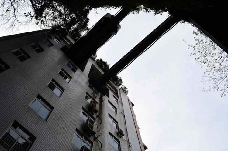 <p>Çin'in Chongqing şehrine yapılan metro hattının bir bölümü, apartmanların tam ortasından geçiyor.</p>
<p> </p>