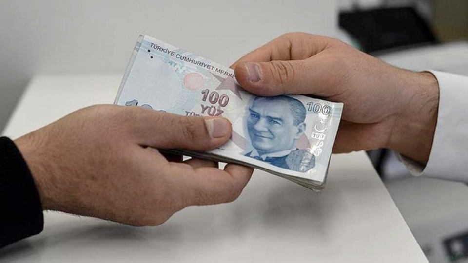 <p><strong>EN DÜŞÜK BAĞKUR ESNAF EMEKLİ MAAŞI</strong></p>
<p>Eğer Temmuz zammı yüzde 6.7 olursa, en düşük Bağ-Kur esnaf emeklisi aylığı bin 595 liradan bin 702 liraya çıkacak.</p>