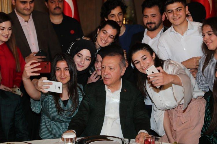 <p>Türkiye Cumhurbaşkanı Recep Tayyip Erdoğan, Cumhurbaşkanlığı Dolmabahçe Ofisi'nde gençlerle iftarda bir araya geldi.</p>
