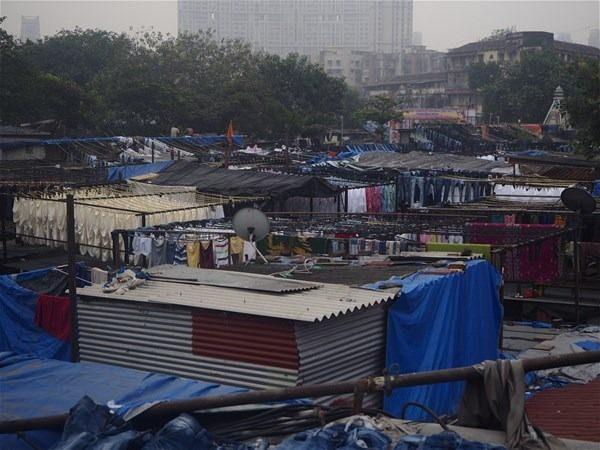 <p>Kooperatif verilerine göre, Dhobi Ghat’ın yıllık cirosu 100 milyon  rupi (yaklaşık 90 milyon TL) civarında.  Hindistan’ın ünlü sineması Bollywood’a konu olan Dhobi Ghat, "Munna  Bhai MBBS" ve Amir Khan’ın oynadığı "Dhobi Ghat-Mumbai Günlükleri" filmlerine de  ev sahipliği yaptı.    </p>

<p> </p>
