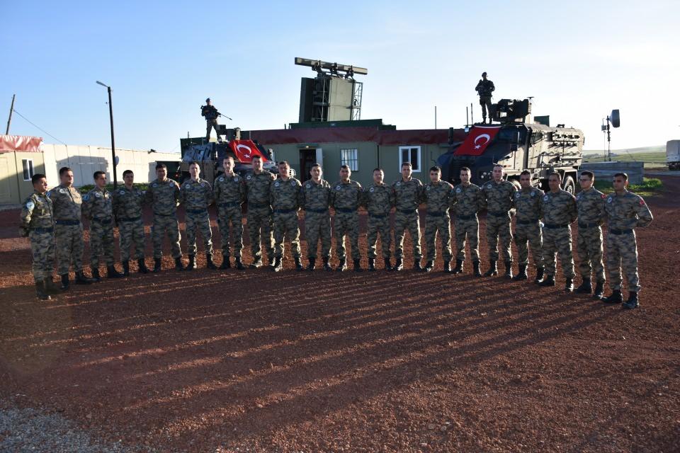<p>Kars'ta 226 numaralı Taşınabilir Hava Radar Kıta Komutanlığında görevli Mehmetçikler, Türkiye'ye havadan gelebilecek tehditlere karşı ramazanda da gözleri semada, elleri tetikte görevlerini icra ediyor.</p>