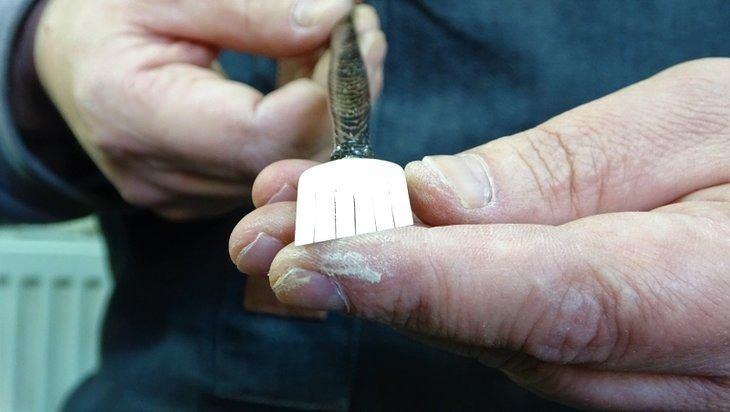 <p>Ben ağaç, kemik ve bambuları alıp bunları itinayla kesip, ilk önce kalemin ucunu yapıyorum. Kalemin sapı içinde özel ithal ağaçlar kullanıyorum. Yaptığım hat kalemi uç ve sap olmak üzere 2 parçadan oluşuyor. </p>