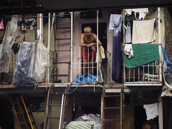 <p>Dhobi Ghat’ta yaklaşık 7 bin işçi, sabahın erken saatlerinden  başlayarak her gün ortalama 18-20 saat boyunca 100 binden fazla çamaşırı yıkıyor.      </p>

<p> </p>
