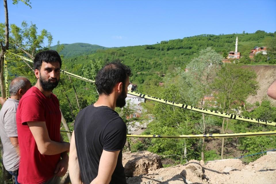 <p>Heyelanın, yaklaşık 3 aydır bölgede etkili olduğunu belirten Günden, mağdur olduklarını aktardı. </p>
<p> </p>