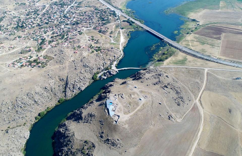 <p>Kültür ve Turizm Bakanlığı tarafından 2009 yılında başlatılan kazı çalışmaları, hava şartlarından dolayı her yıl mayıs ve haziran aylarında devam ediyor. Yapılan kazı çalışmalarıyla bölgenin tarihinin ortaya çıkarılması hedefleniyor.</p>
