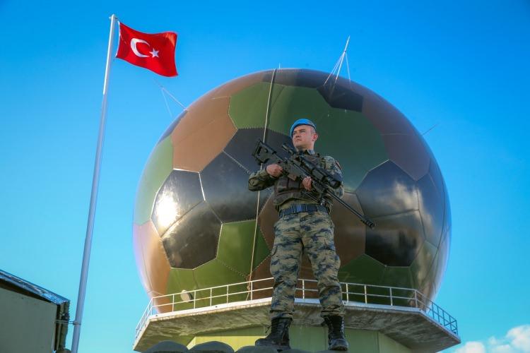 <p>Van'ın Muradiye ilçesinde Türkiye'nin 3 bin 100 rakımlı en yüksek ikinci hava radar üssünde görev yapan Mehmetçik, gökyüzünden gelebilecek her türlü tehdidi tespit etmek için 7 gün 24 saat nöbet tutuyor.</p>
