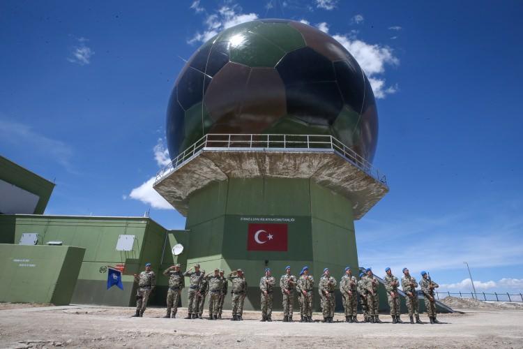 <p>Türkiye'nin "gökyüzündeki gözleri" konumundaki ülkenin en doğusundaki radar üssünde görevli Mehmetçik, zorlu arazi şartlarına rağmen görevini en iyi şekilde icra ediyor.</p>
<p> </p>