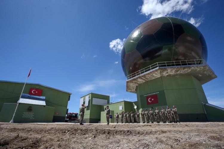 <p><strong>- Oruçlarını bulutlar eşliğinde açıyorlar</strong></p>
<p>Bölgenin çatısı konumundaki zirvede hava tehditlerini önlemek için elleri tetikte nöbet tutan Mehmetçik, iftar saatinde bir araya geldikleri sofrada da oruçlarını nöbetleşe açıyor.</p>