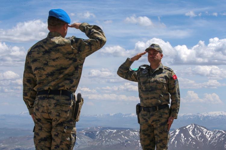 <p>Pirreşit Hava Radar Kıta Komutanı Yüzbaşı Özkan Özcan, AA muhabirine, her türlü koşulda görevlerini en iyi şekilde yapmanın gayretinde olduklarını anlattı. </p>
<p> </p>