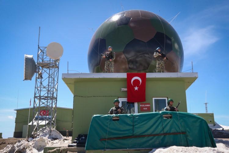 <p>Ay yıldızlı bayrağın dalgalanması, halkın huzur ve güvenliğinin sağlanması amacıyla 7 gün 24 saat gözetleme ve keşif yaptıklarını belirten Özcan, gökyüzünden gelebilecek her türlü tehdide karşı teyakkuzda olduklarını dile getirdi.</p>
<p> </p>