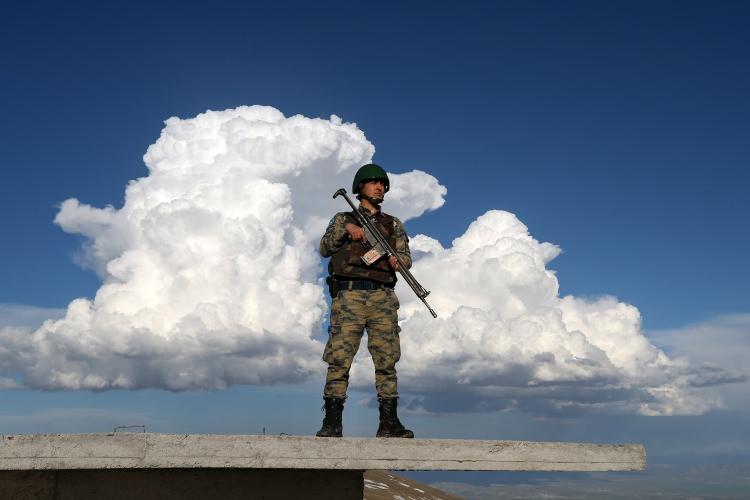 <p>"Görevimiz barışta ve savaşta tanımlanmış hava resmini hızlı ve emniyetli şekilde stratejik seviyede karar verme yetkisine sahip komutanlığa iletmek. Sorumluluk sahamızdaki uçan tüm araçları görmek, tanımlamak ve gerekli makamlara iletmekle görevliyiz. Ayrı kaldığımız vefakar ailelerimizin, şehit ailelerinin ve aziz milletimizin ramazanını kutlar, vatanımıza ve milletimize hayırlar getirmesini temenni ederim."</p>

<p> </p>
