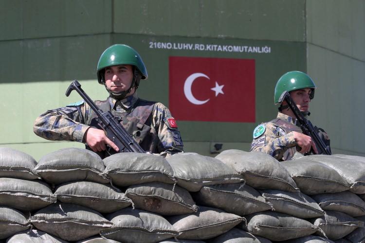 <p><strong>- "Dosta güven, düşmana korku veriyorlar"</strong></p>
<p>Güvenlik Takım Komutanı Kıdemli Üstçavuş Erkan Nalbant ise radar üssünde silah arkadaşlarıyla omuz omuza görev yapmanın onurunu yaşadığını belirterek, "Bu sınır hattında gözümüzü kırpmadan dosta güven, düşmana korku vermeye ilelebet devam edeceğiz." dedi.</p>