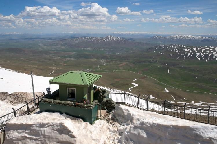 <p>Radar üssünde görevli sözleşmeli er Ertuğrul Gülsoy, askeri üniformayı kanının son damlasına kadar taşıyacağını, Türk Silahlı Kuvvetlerinin bir neferi olmaktan gurur duyduğunu anlatarak, "Allah bana ömür verdiği sürece yüce Türk milletine hizmette bulunmak ve al bayrağımızın göklerde dalgalanması için elimizden gelenin en iyisini yapmaya devam edeceğiz." dedi.</p>