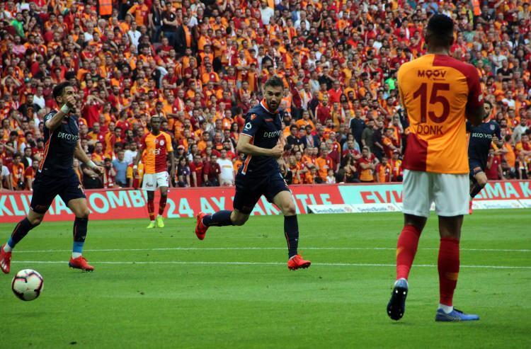 <p>Başakşehir'in Riad Bajic ile bulduğu gol sonrası Emre Belözoğlu'nun topu kale arkası tribününe göndermesi sonrası olaylar yaşandı.</p>
