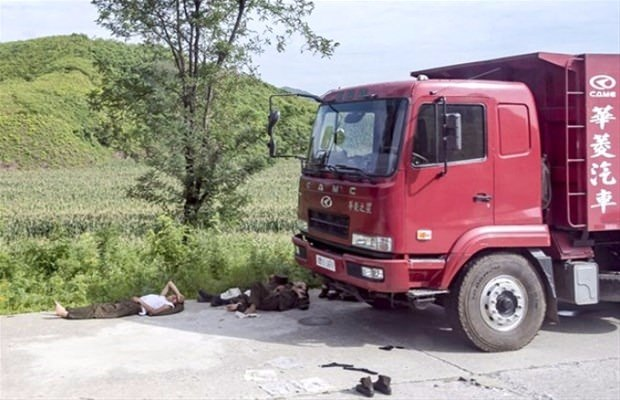 <p>Kuzey Koreli askerler, askeri botlarını ve çoraplarını çıkarıyor ve bir kamyonun gölgesinde uyuyor...</p>
