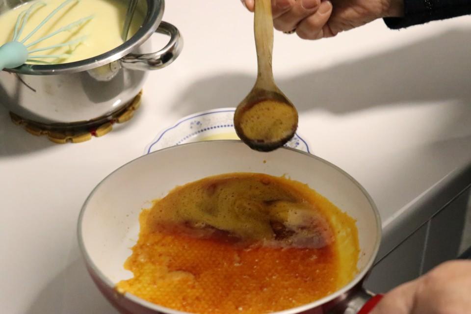 <p>Şaban, geçmişteki iftar geleneklerini bugüne de taşımayı başardıklarını belirterek, gençliğinde büyüklerinden öğrendiği yemekleri bugün de yapmaya ve gelecek nesillere aktarmaya devam ettiğini söyledi.</p>
<p> </p>