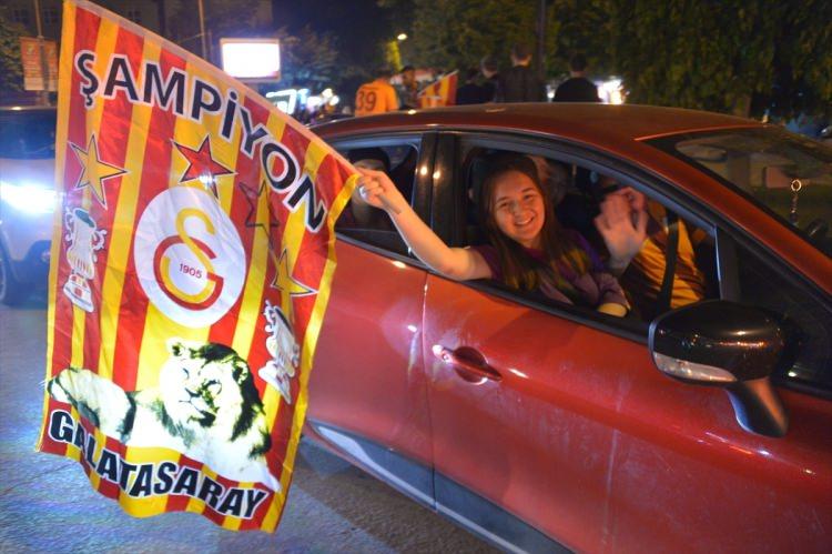 <p>Spor Toto Süper Lig’in 33. haftasında Galatasaray'ın, Medipol Başakşehir’i 2- 1 mağlup ederek şampiyon olması tüm yurtta coşkuyla kutlandı.</p>
