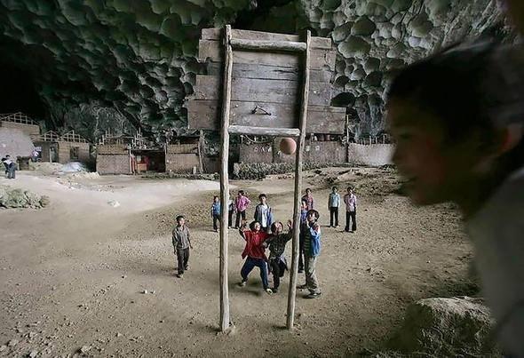 <p>Yaşlılar başka bir yere taşınmak yerine yerlerinde kalıp köylerine bağlantı yolu yapılmasını talep ediyordu.</p>

<p> </p>
