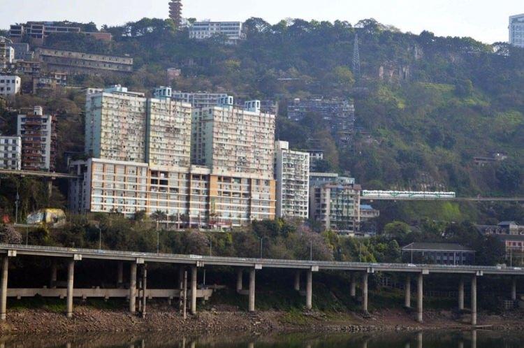 <p>Apartman sakinleri 7 dakikada bir tren sesiyle yaşıyorlar.</p>

<p>​</p>
