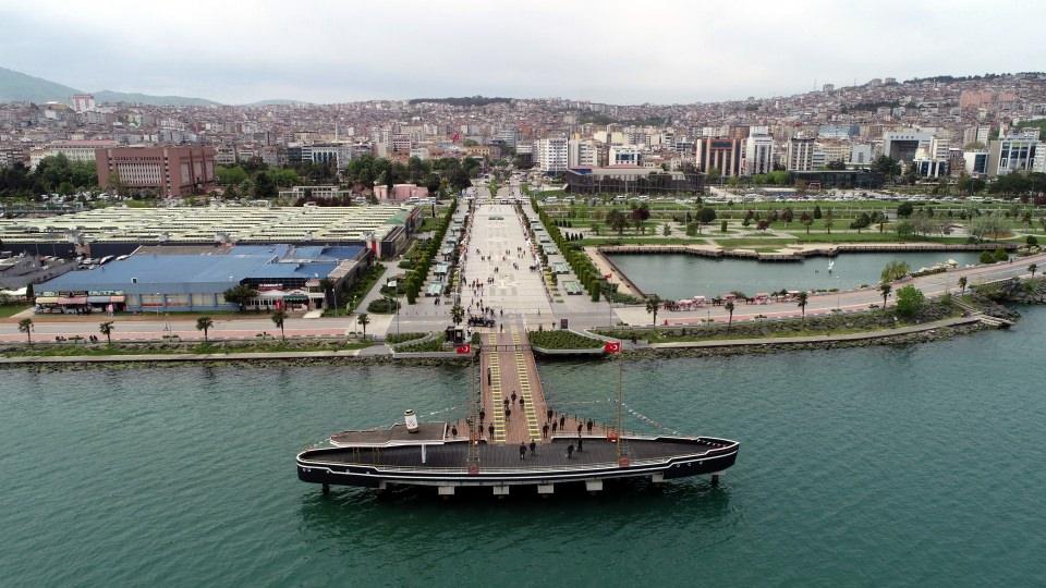 <p>Bölgede asayişi sağlaması için 9. Ordu Müfettişi olarak görevlendirilen Mustafa Kemal, kurtuluş mücadelesi planlarıyla ve maiyetindeki 55 kişiyle bir cuma günü öğleden sonra o dönem adı ''Pandarme'' olan yolcu gemisiyle Samsun'a doğru yola çıkar.</p>
<p> </p>