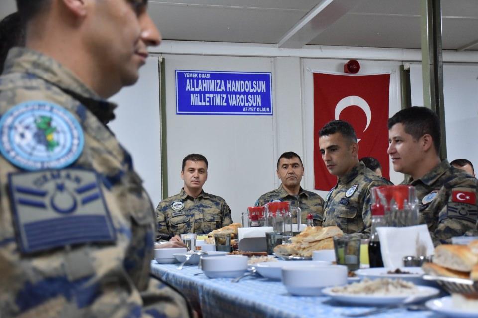 <p>Nöbet tutan askerlerden Uzman Çavuş Murat Kurt ise iftar ve sahur vakitleri olsa dahi görevlerinin başında ve ellerinin tetikte olduğunu vurgulayarak, "Ramazan ayında iftar saatinde de olsa görevimizin başındayız. Hudutta elimiz tetikte beklemekteyiz." şeklinde konuştu. </p>

<p> </p>
