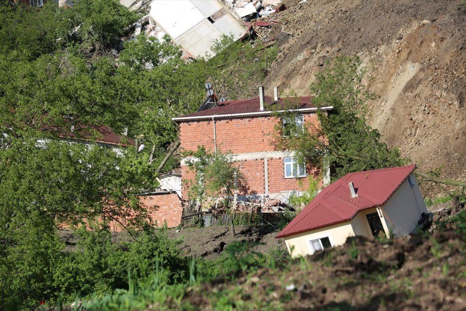 <p>Dursun Duran isimli mahalle sakini de bölgede büyük çaplı heyelan oluştuğunu ifade etti. </p>

<p> </p>

