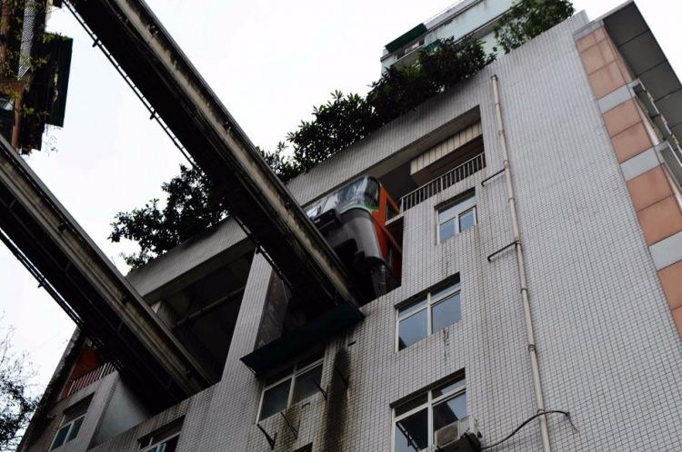 <p>Kentin yamaca kurulu olması sebebiyle metro planlamasında böyle bir uygulama yapmak zorunda kalan Chongqing yönetimi, bazı apartmanların orta ve üst katlarını kamulaştırarak içinden metro hattını geçirdi.</p>
<p> </p>