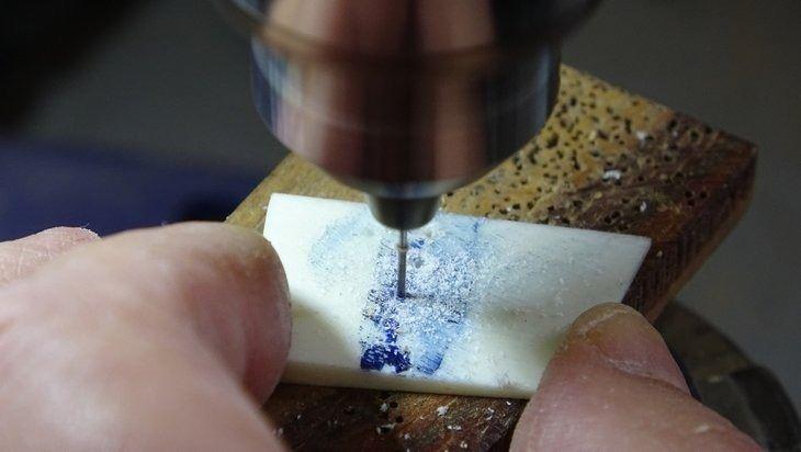 <p>Bu işi aşkla yaptığını ifade eden Hat Kalemi Ustası Sedat Dilman, "Hat kalemlerini bambu, bilek but ve kemik uçlu olmak üzere 3 şekilde 3 farklı türden yapıyorum. Hepsinin özellikleri değişik ve müşterileri var. </p>
