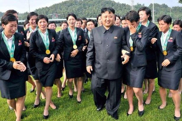 <p><strong>DISNEYLAND CEZASI </strong></p>

<p>Aslında Kim Jong II'nin yerine diğer iki erkek oğulları Kim Jong-chol ile Kim Jongnam'ın geçmesi bekleniyordu. Ancak Kim Jong nam, 2001'de sahte kimlik ile Japonya'daki Disneyland'a girerken yakalandı. Kim Jong-chol'un da erkeksi olmayan davranışlara sahip olmasıyla Kim Jong Un'un önü açıldı. İsmi duyulduktan sonra ağabeyleri gibi İsviçre'de okuduğu ortaya çıktı..</p>

