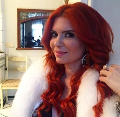 <p>Almanya doğumlu oyuncu Aylin Kabasakal, 2016 yapımı romantik komedi içerikli<strong> Hanım Köylü</strong> dizisinde yer almıştı.Kırmızı saçlı yeni imajıyla dikkatleri çekmişti.</p>