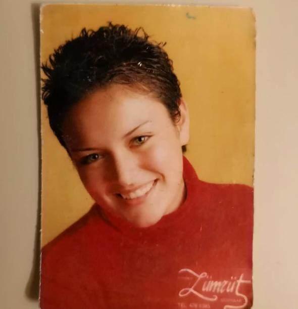 <p>Sevilen oyuncu Ezgi Mola 1997 yılında çekildiği bu fotoğrafını ' 1997... Göz rengini fotoğrafta değiştirmenin mecburi olduğu yıllardı... Asiliğin sınırı kazıtılan saçla ölçülürdü ve kaşlar alınmaz ütülürdü... Ütmüştüm' notuyla paylaştı.</p>

<p> </p>
