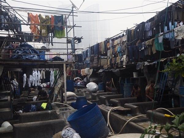 <p>Dhobi Ghat, 2011’de çamaşır sektörünü temsil eden Dhobi Kalyan ve  Audhyogik Vikas Kooperatifinin girişimleriyle "en fazla sayıda insanın aynı anda  tek bir yerde elle kıyafet yıkadığı yer" olarak Guinness Dünya Rekoru'na da  sahip.    </p>

<p> </p>
