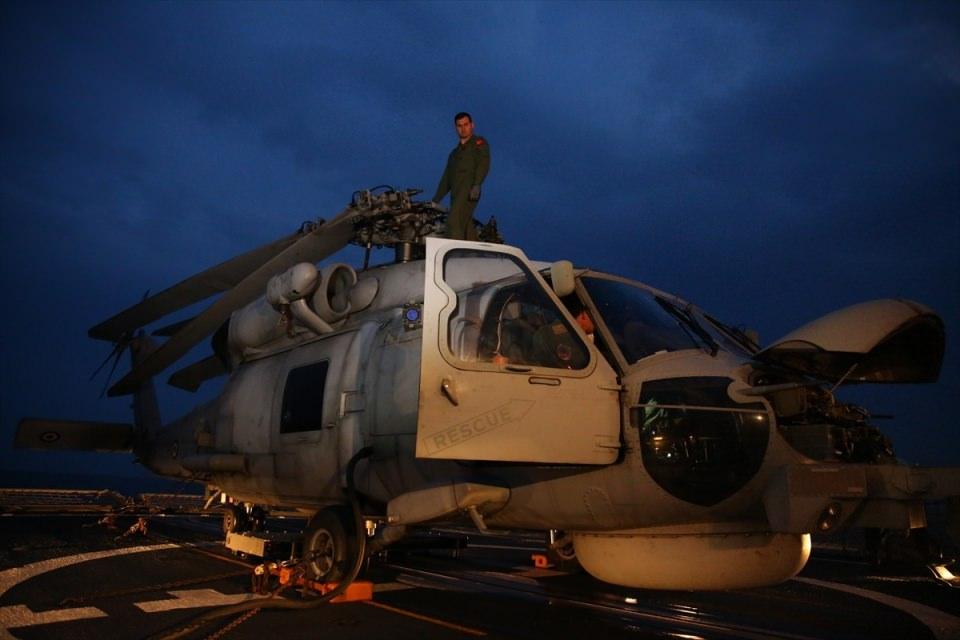 <p>Deniz Kuvvetleri Komutanlığınca 131 gemi, 57 uçak ve 33 helikopterle Anadolu'yu çevreleyen üç denizde eş zamanlı düzenlenen en büyük planlı tatbikatlardan Denizkurdu-2019 devam ediyor. Tatbikat kapsamında TCG Salihreis fırkateyninden havalanan helikopter, denizaltı savunma harbi faaliyeti icra etti.</p>

<p> </p>
