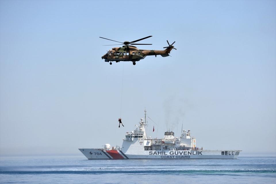 <p><strong> İkazlara uymayan gemiye müdahale edildi</strong></p>
<p>Senaryonun başka bir aşamasında ise kuru yük gemisine yönelik telsiz çağrılarına cevap alamayan ekipler, geminin kaçırılmış olması ihtimaline karşı operasyona başladı. </p>
