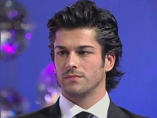 <p><strong>FOTOĞRAFLARI ÇÖPTEN ÇIKTI, 1 YIL SONRA BİRİNCİ OLDU!</strong></p>

<p> </p>

<p>Burak Özçivit'in Best Model Of Turkey 2003 seçmelerine giden fotoğrafları, ilk elemede çöpe atılmış ama daha sonra çöpten çıkarılarak yarışmaya katılması sağlanmıştı.</p>
