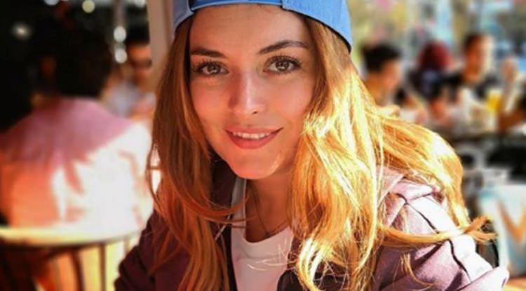 <p>Kısa sürede büyük beğeni alan fotoğrafa çok sayıda yorum yapıldı. Hayranları Mola'nın fotoğrafının altına 'Ezgi Hanım yıllar size yaramış, bu haliniz de çok tatlı' yorumunda bulundu.</p>
<p></p>