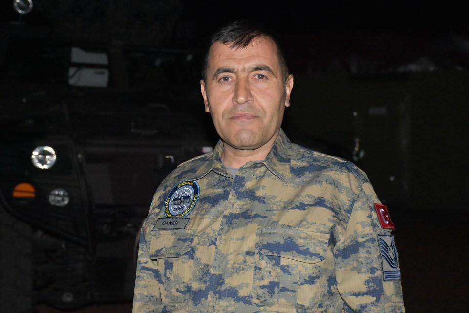 <p>Kıta Komutanlığında görevleri başında sahur ve iftar heyecanı yaşadıklarını anlatan Caner, "Ramazan ayında ailemizden uzakta burada sıcak aile ortamında iftar ve sahurumuzu yapıyoruz. Elimiz tetikte gözümüz semada, gözümüzü kırpmadan görevimizin başındayız." dedi.</p>
<p> </p>