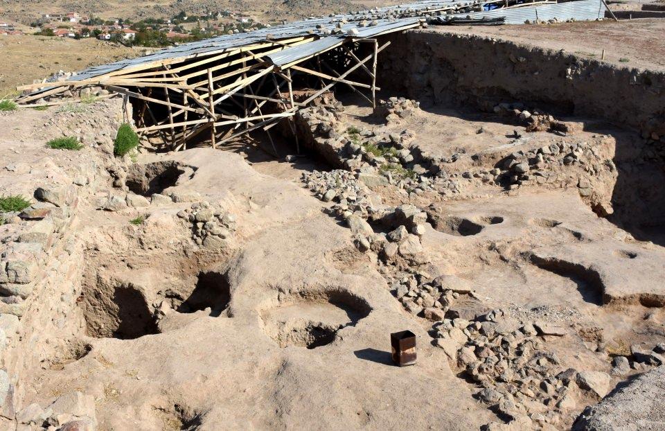 <p>Burada büyük bir savaş olduğunu gösteriyor. Burası çok büyük şehir olup üst taraf kale kısmı, aşağıda ise "aşağı şehir" var. Burada da Hitit dönemine ait sur duvarı tespit ettik. Buranın tamamını kazmak için 100 yıldan fazla süre gerekiyor. Biz çalışmalarımıza devam ediyoruz."</p>
