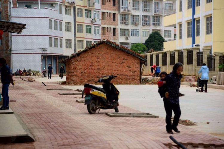 <p>‘Çivi ev’ ismi takılan evde oturan Çinli’nin binasının etrafına dev gibi apartmanlar dikildi.</p>
<p> </p>