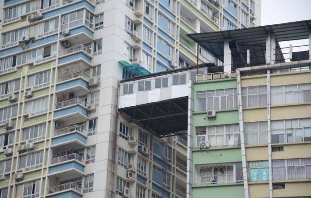 <p>Burada yaşayan insanlar kendilerine daha fazla yaşam alanı yaratmak için 2 binanın arasına Çin tarzı balkon yaptılar...</p>
<p> </p>