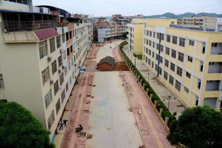 <p>Çin’in Nanning kentinde bir ev sahibi, bölgede inşaat yapan firmayla anlaşamadığı için evini terketmeyi reddediyor.</p>

<p> </p>
