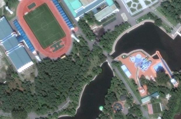 <p>Ülkenin lideri Kim Jong Un'un 'gizli cenneti' olarak da anılan, özel hayatını kapalı kapılar arkasında yaşadığı tesis uydu fotoğrafları ile gözler önüne serildi. </p>
