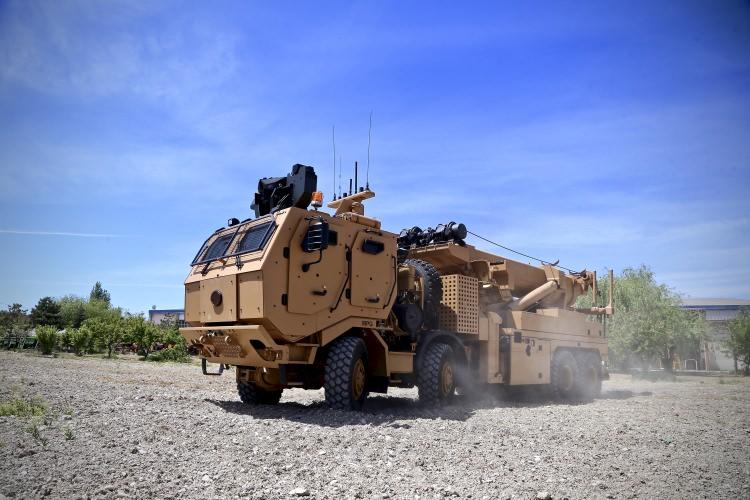 <p>Operasyonda kullanılmak üzere 3 halat tamburuna sahip kurtarıcının, 7 metre mesafeden 25 ton kaldırma kapasitesi bulunuyor.</p>
<p> </p>