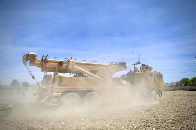 <p><strong>- "Dünya ordularında bu kadar fonksiyonlu bir araç yok"</strong></p>
<p>Alver, TSK'nin taktik tekerlekli araçların kırıma uğraması veya arızalanması durumunda kurtarıcının aktif kullanılacağını ifade ederek, şunları kaydetti:</p>