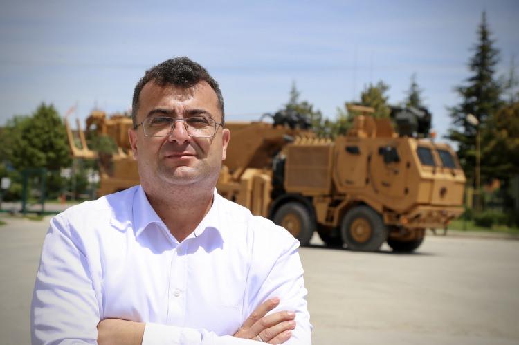 <p>"Üretimini gerçekleştirdiğimiz M4K, yolda kalan, arızaya uğrayan zırhlı askeri araçların mayınlı ve riskli bölgelerden kurtarılması için tasarlandı. Kurtarıcı aracımız, 4 kişilik zırhlı kabini, mayın, EYP ve kinetik enerjili mühimmatlara karşı yüksek koruma sağlıyor. Önümüzdeki aylarda TSK'nin envanterine girecek. TSK'de ilk kez böyle bir ürün kullanılacak. Dünya ordularında bu kadar fonksiyonlu bir araç yok. Benzerlerinden üstün özelliklere sahip. Ayrıca SARP'ın olması da güvenlikte önemli avantaj sağlıyor. Yangın söndürme, infilak bastırma, KBRN saldırılarına karşı koruma, yüksek seviye balistik ve mayın korumalı zırhlı kabine sahip. Manevra kabiliyeti yüksek aracımız, öncül ve artçıl desteğe gerek kalmadan riskli bölgelere rahatlıkla girip görevini yapacak. Sinyal kesici teknolojisiyle, tehditleri bertaraf edebiliyor. Allah'ın izniyle, ne yolda kalır ne de yolda bırakır."</p>