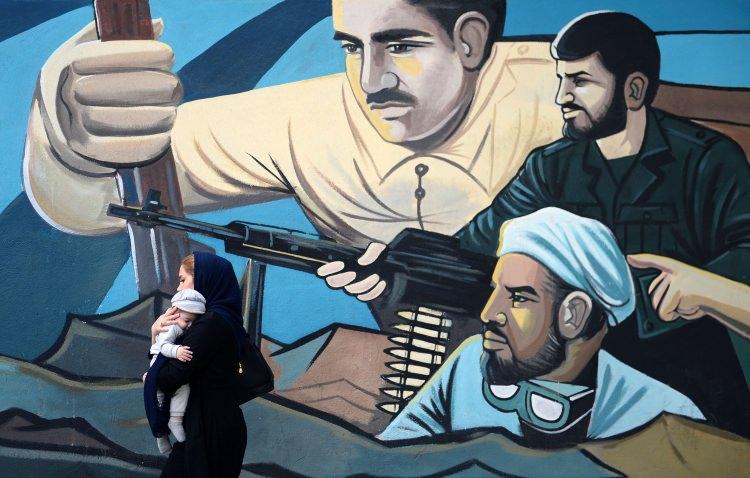 <p><strong>- "Hiçbirimiz müzakerenin aslına karşı değiliz"</strong></p>

<p>Din adamı Murtaza Receppur ise nükleer anlaşmanın iyi bir şey olduğunu ancak İran halkının buradan elde ettiği kazanımların yaptırımlarla karşılaştığını belirtti. </p>

