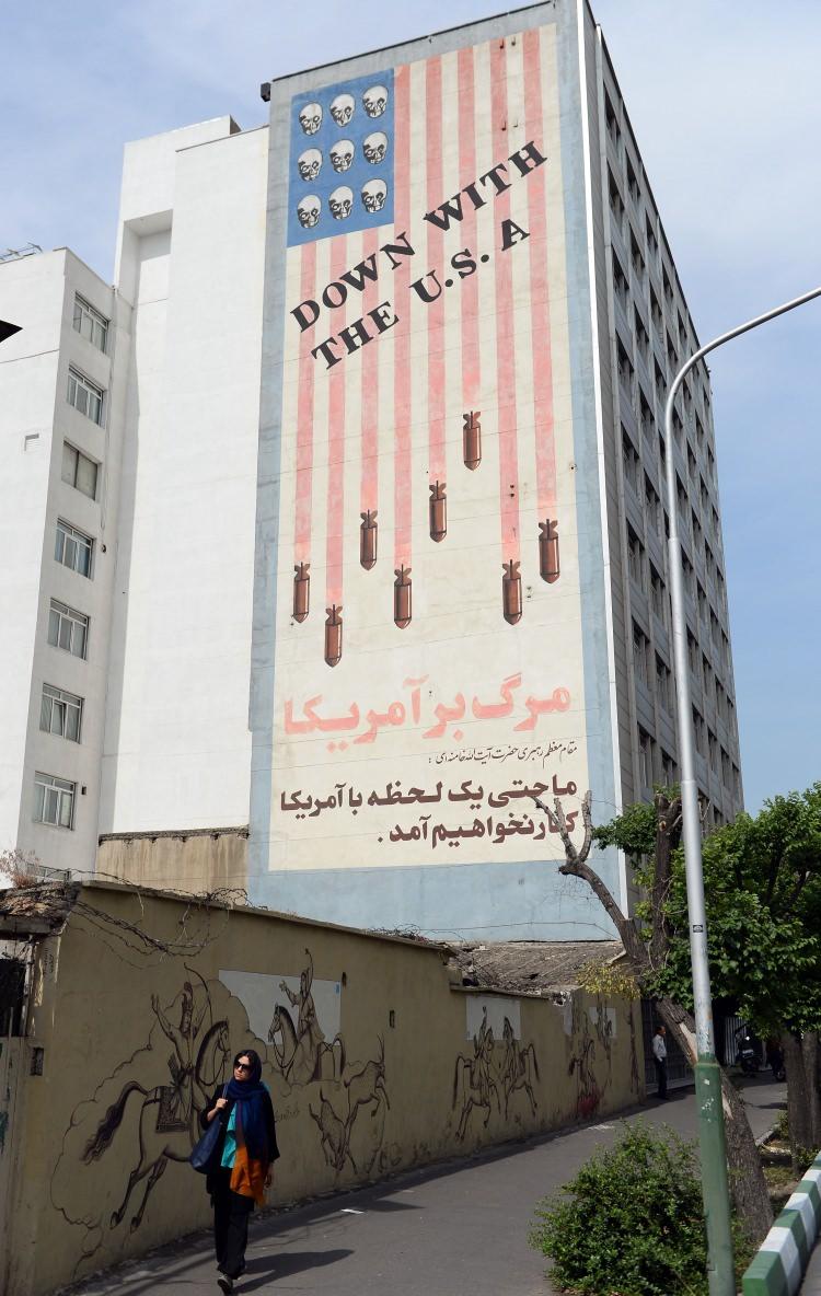 <p>Sinemacı Seyid Ali Muhammedi, Cumhurbaşkanı Hasan Ruhani ve Dışişleri Bakanı Muhammed Cevad Zarif'in vaziyetin bu noktaya gelmemesi için çok çabaladığını, eski ABD Başkanı Barack Obama ile anlaşma imzalandığını ancak Trump'ın her şeyi bozduğunu söyledi. </p>

<p>Tüm bölgeyi birbirine katacak bir savaşın ABD tarafından da istenmediğini kaydeden Muhammedi, "Hiçbirimiz savaşı sevmiyoruz ve inşallah böyle bir şey olmayacak. Biz Irak ile 8 yıl savaştık ve çok zarar gördük. Oturup konuşmalıyız ve savaşı engellemeliyiz, çünkü İran halkı savaşlardan yoruldu." dedi.</p>
